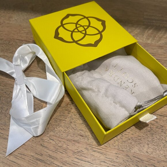 Kendra Scott Cheer Gold Short Pendant Necklace - Picture 5 of 8